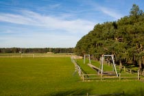 Een groot buitenterrein met sportvelden